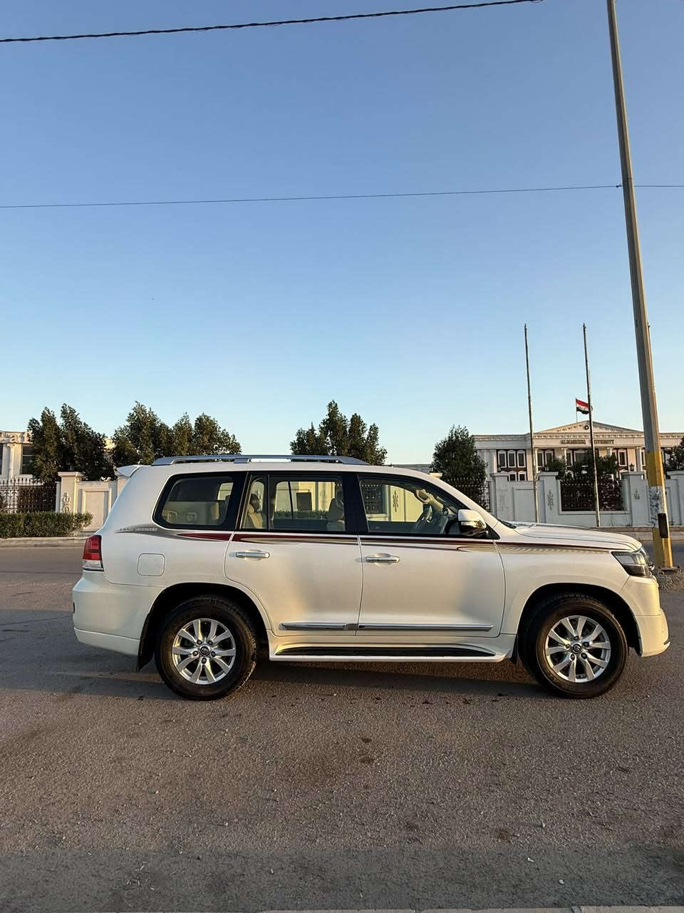 السلام عليكم للبيع لاندكروز GXR 2017 وايت أدشن محرك V6
تحكم سرعة 
دبل ماوس
فتحة سقف وباقي المواصفات معروفة

رقم أربيل الجديد  باسمي وهزتها جديدة 
ماشية 100Km
بيها الباب الخلفي عكس السايق صبغ وبارد بدون ضربة الباقي مكفول 
محرك كير وصدر وتبريد مكفولات 
تخم تاير جديد اصلي
السعر 46000 ويها مجال رقم ***********

مكان السيارة بغداد
