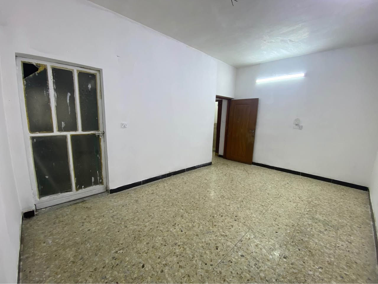 شقة طابق ارضي للايجار
الموقع الكرادة ساحة الاندلس خلف مستشفى الشيخ زايد مباشرة .. بالقرب من الجوازات العامة و كلية الاسراء ومستشفى ابن الهيثم…
تتكون من غرفتين مساحة كل غرفة ٥ في ٤ متر بالاضافة الى حمام و صالة مع مطبخ ستوديو
تحتوي خط مولد و خط انترنت 
للاستفسار الاتصال على الرقم *********** متوفر واتساب بغداد, العراق
