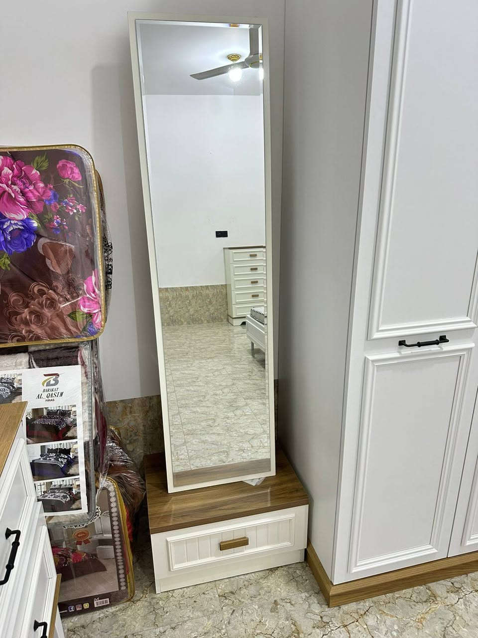 غرفة نوم تركي ٩ قطع اخت الجديدة رايدهة مليون و٦٠٠ ماخذيهة مليونين و٨٠٠ واي ضرر او خدش ما بيهة مكاني الاعضمية ***********
