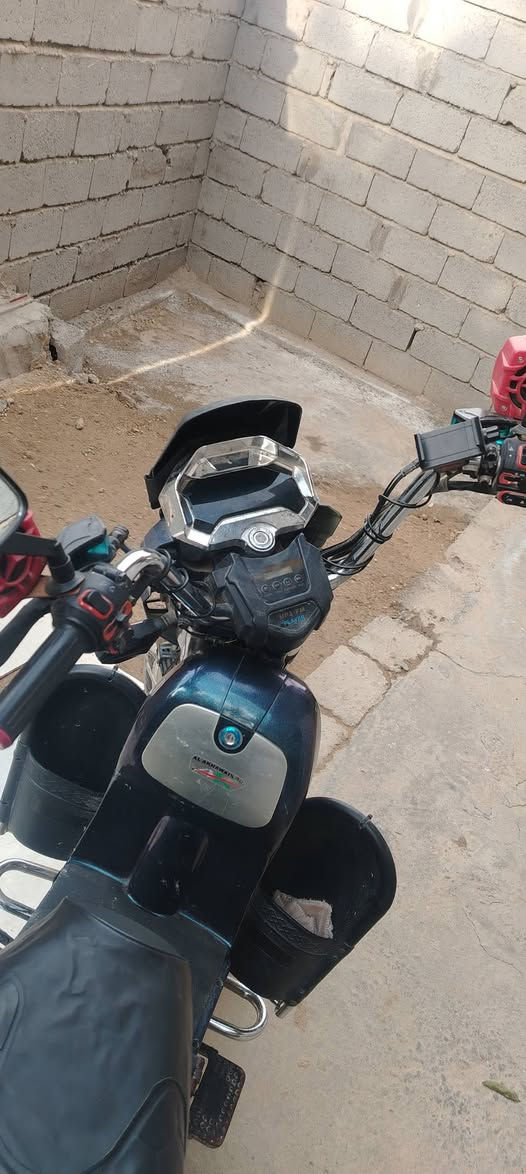 هارلي كامل من كل شي بطاريات فول بي مداخل شحن تلفونات وسماعات بلادي كهربائيات كلها شغاله ما بيها كل نقص السعر ٥٥٠ وبي مجال للشراي وما مستعمل هواي راسلني على الواتس اب *********** ***********  المكان السكنيه عبور السجه
