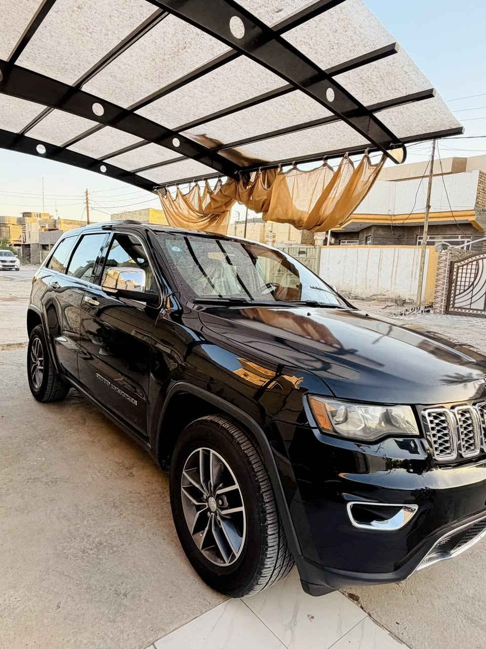 🚘 للبيع — Jeep Grand Cherokee Limited
▪️ موديل 2018
▪️ فول مواصفات عدا الفتحة
▪️ مري قلاب
▪️ حساسات خلفية
▪️ دخول ذكي
▪️ مواصفات عديدة

🔧 المواصفات والحالة:
▪️ تخم تايرات جديد
▪️ صدر أمامي وصدر خلفي جديد
▪️ ادامه عامة قبل أسبوعين
▪️ الممشى: 95 ألف
▪️ الضرر: خشم البنيد فقط
▪️ السيارة نظيفة جداً بمعنى الكلمة

📄 رقم بغداد — السيارة باسمي

💰 السعر: 215
وبيها مجال بسيط للجادين

📍 العنوان: بابل / المحاويل

📞 اتصال فقط:
***********
***********
