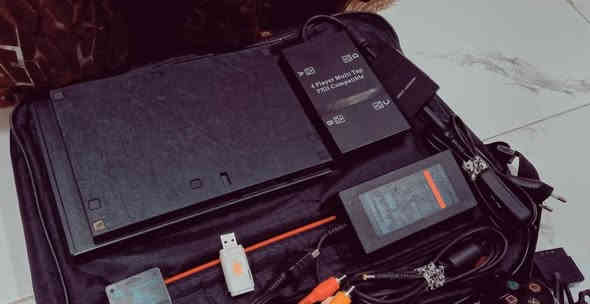 السلام عليكم
PS2 بلي ستيشن 2 . متروك صارله فتره طويله . چان شغال على حسب الأصول 
هسه شغلته اشتغل طبيعي ادوس الباور تشتغل عدسه وگلوب اخضر بس ما يعرض . ما كعدت وسكتت فتحته حته انضفه گلت بلكي يعرض 
وبالفتح انكطع شريط زر الباور  فرجعته عله وضعه ابيعه هيچ عله وضعه 
ملحقاته.. فلاش بي العاب . وميموري . ومحوله . وكيبل صوره وصوت . وادبتر يحول اربع جوستكات واربع ميموريات . واربع يدات بيهن مشاكل تكدر تحول من وحده لوحده بس ابيعهن عاطلات . وجنطه 
السعر  25  الف  
التواصل خاص او على رقمي بي واتساب 
***********
