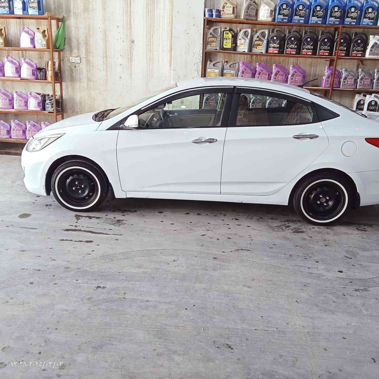 سلام عليكم اكسنت مديل 2016 خليجي بسمي سياره جاهزه مكينه 1600 مامفتوحه بيه تعمير بطرف باب سايق جوه يده سعر100.  وبيه مجال     مكاني سواق شيواخ ***********
