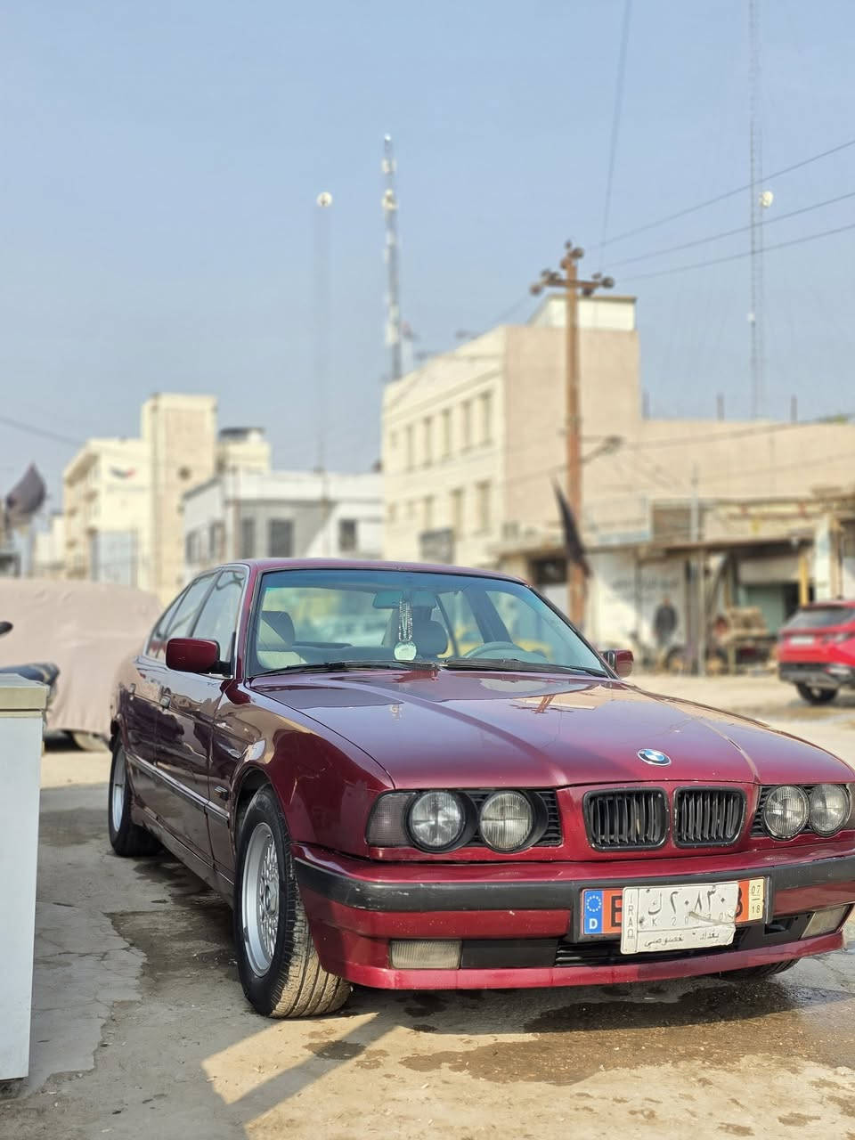 السلام عليكم
bmw 525.            
         موديل 92 اصل سنويه وبليته.     هزه جديده 
بچم عريض
گير ومكينه مكفولات
تبريد_تدفئه. كهربائيات كلها شغاله
سنتر لوك _گير اوتو 
تخم تاير _فتحة سقف
غرفه نظيفة _داخل صاجيات
السعر 68 وبيها مجال بسيط
مكانها بابل مركز مدينه
***********. متواجد نت وخط

