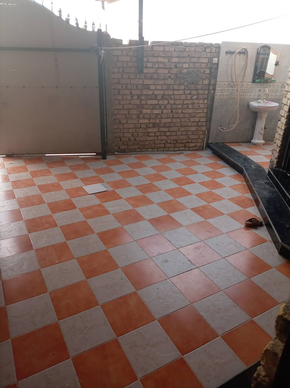 السلام عليكم
ع بركه الله 
بيت طابو صرف موقع حي اور الثانيه بيت ركن مساحه 137 م 
طابقين كونكريت مسلح
طابق لأول غرفتين وصاله ومطبخ
الطابق الثاني غرفتين ومطبخ
براني ٦متار حلو ومرتب
السعر خاص او لاتصال ***********
