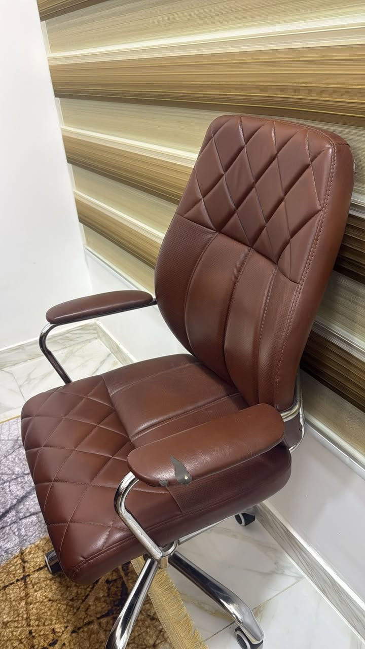 ميز مكتبي خشب نظيف جداً للبيع مع كرسي جلد دوار متحرك للبيع  اثنينهم السعر 200 وبيه مجال بسيط للشراي. 
العنوان شط العرب


**إذا كنت صاحب هذا الإعلان وتريد حذفه لأي سبب، رجاءا أرسل رسالة إلى الدعم الفني**