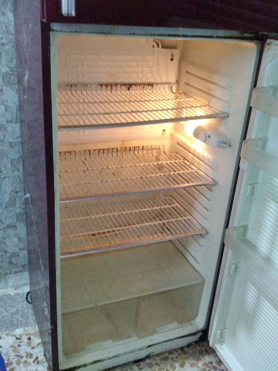 لسلام عليكم عندي ثلاجه حجم 30 قدم نظيفه مثل ما واضحه بالصوره تجميد فوق وجوه شغاله ما داخله تصليح سعرها ب 150 العنوان حله نادر الاولى خلف فندق الذكريات رقم الهاتف ***********
