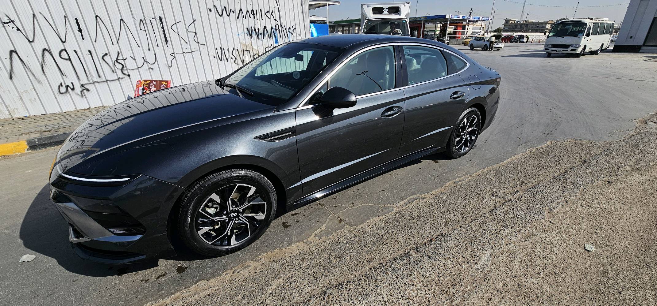 السيارة نظيفة وحالتها ممتازة. اللون الخارجي أسود أنيق والتصميم العصري يجعلها تبرز على الطريق. المقاعد مريحة ويحتوي على تقنيات متعددة مثل الكاميرا الخلفية وشاشة تحكم داخلية.