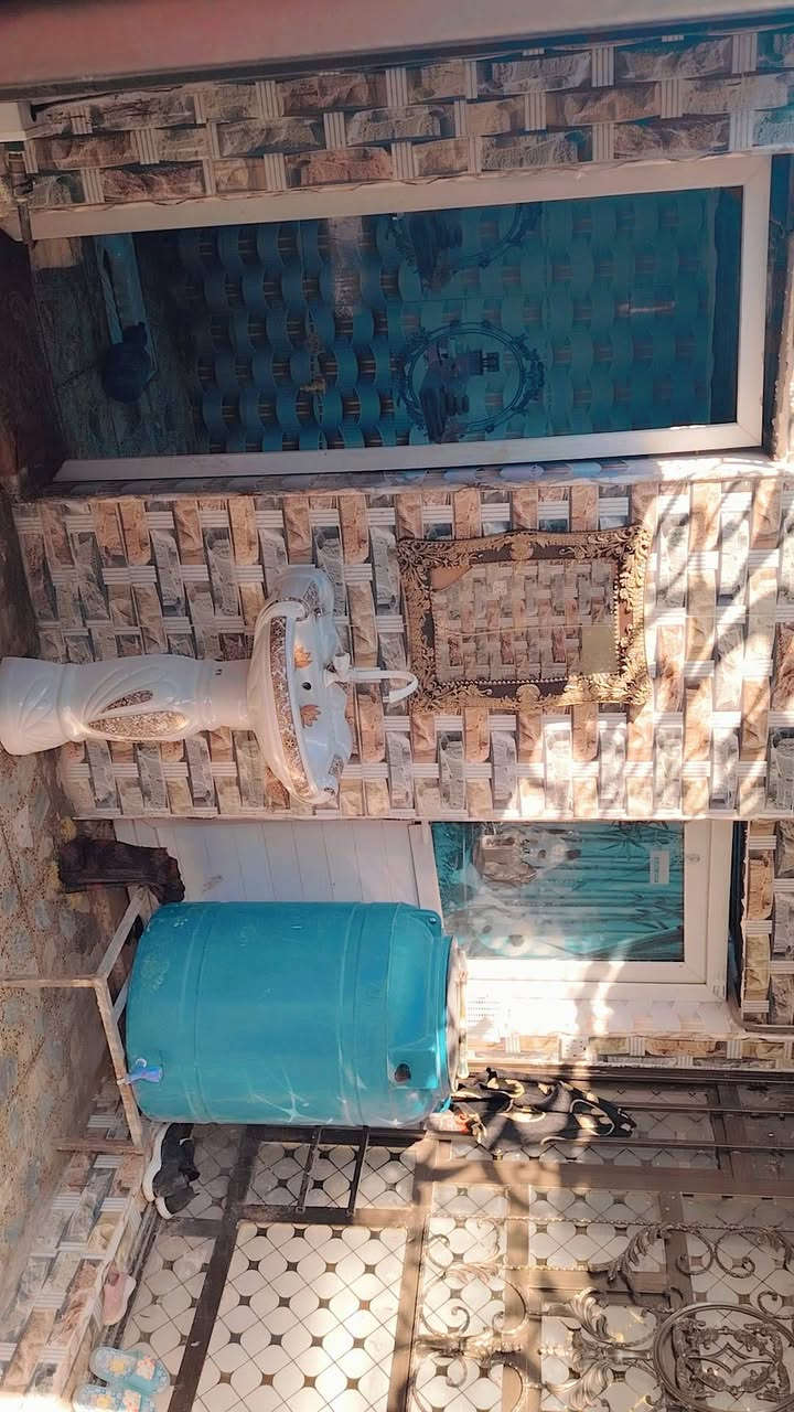 سلام عليكم بيت للبيع بالدوانم  100 متر جاهز من كلشي خط اول ماء وكهرباء خير من الله العنوان مقابيل فلكه ابو مهدي المهندس بصفحه ابو علي ابو تفصيخ *********** تصل وبالخدمه
