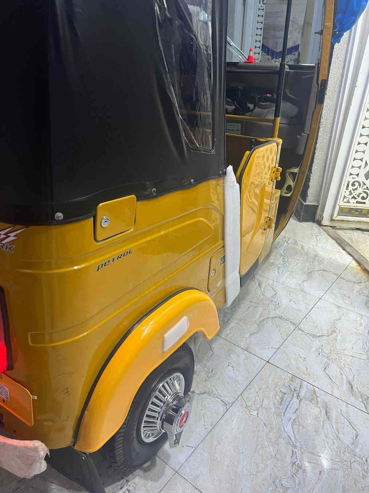 سلام عليكم تكتك بجاج اهندي رقم كربلاء موديل 2021شهر  تكتك جديده مكفوله من ضربه وصبغ مكينه مجفته  كهربائيات كله شغاله مجمبزه فول كل نقص مابيه دوشمه ومسجل وجادر وبرده كله جديد السعر7ملاين وبيه مجال لطيبين المكان كربلاء رقم الهاتف ***********الخاص مغلق اتصل وبيك خير وتدلل
