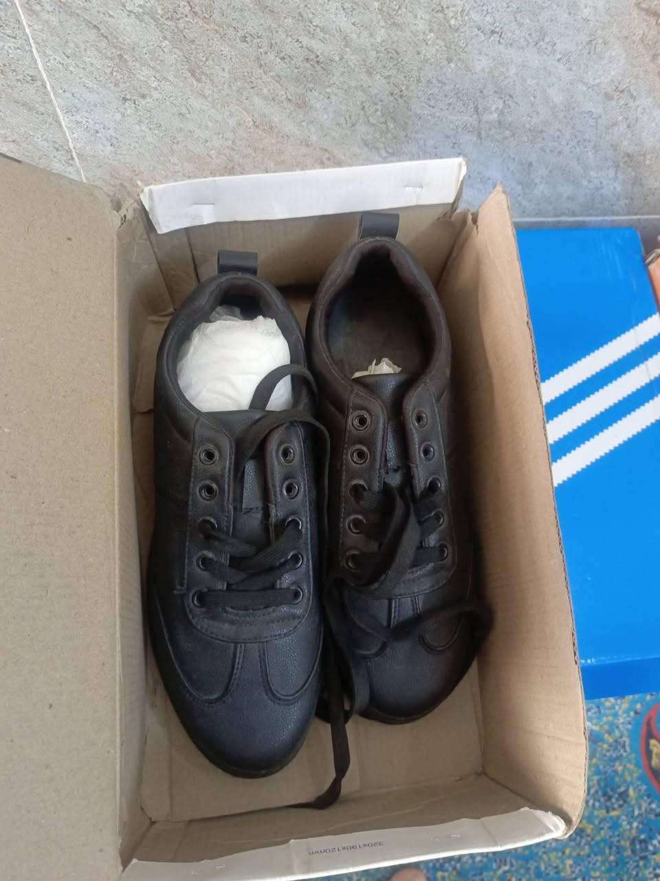 عندي شلعة مال تصفية محل احذية رياضي ورسمي وشحاطات 140زوج للبيع شلع بغداد الشعلة ***********
