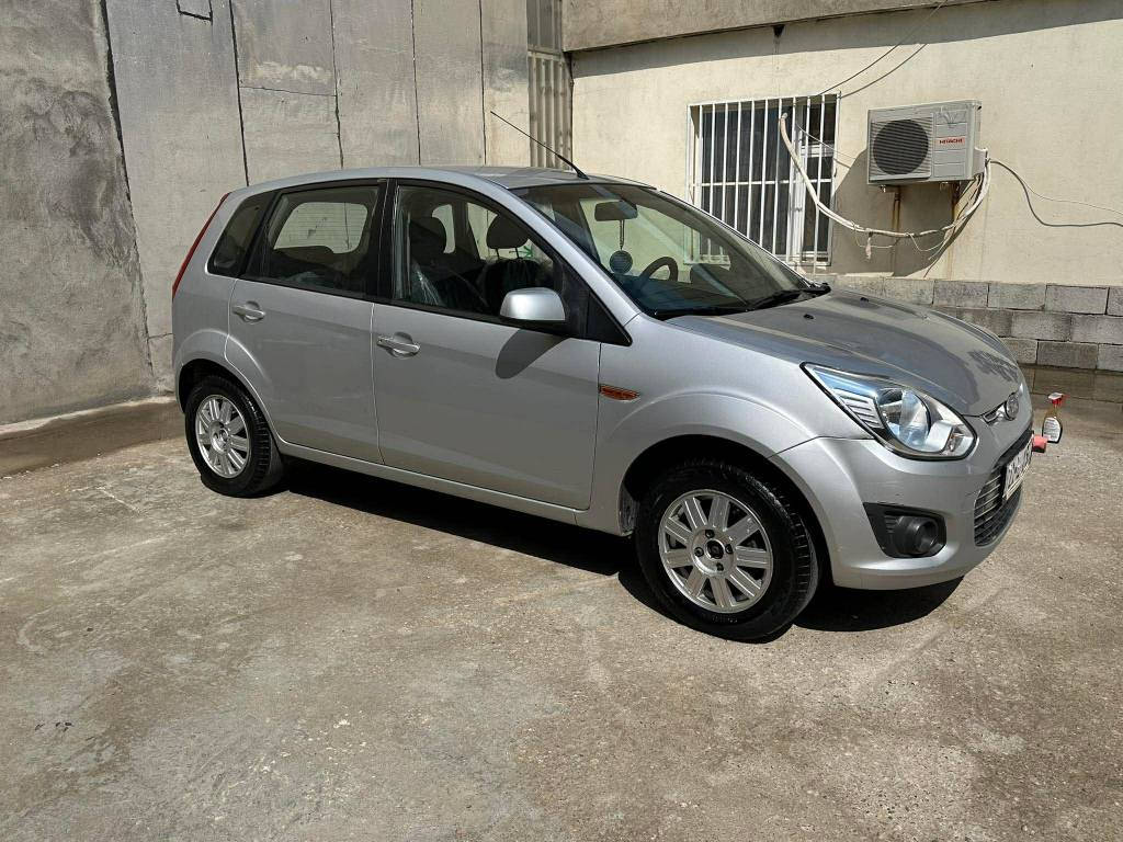 فوردي فيگو ٢٠١٣ ره قه م و هه زه ي تازه يه سه نه وي دومانگه به سه و جوه گير و مه كينه ي به شه رت بيو دواي تازه داگيراوه چوار بارجه و دو په له ي بوياخه. به و شه رته ي هيج ناوي نه گر تبي له سه ر شوخت كراون راسمي هه مويم لايه هي مالي خومانه ٤ ساله لای خۆمە
***********
*********** السليمانية, العراق
