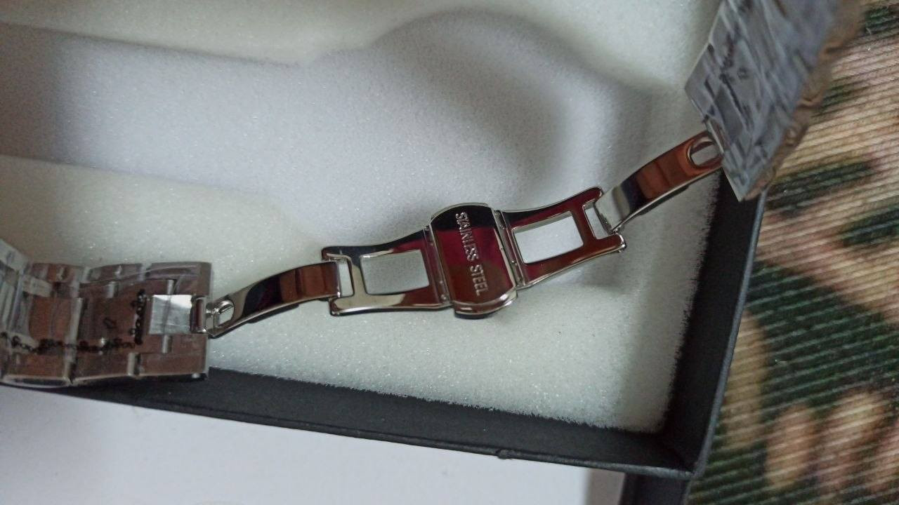 ✨ ساعة أنيقة بتصميم فاخر وجذاب
🌍 ميناء مميز بخريطة العالم ولمسة عالمية راقية
💎 إطار مرصّع بفصوص لامعة يعطيها فخامة واضحة
⚙️ أوتوماتيك (تشتغل بحركة اليد بدون بطارية)
📅 تحتوي على تاريخ لسهولة الاستخدام
🔗 سوار ستانلس ستيل بلونين (فضي + ذهبي) يناسب كل الإطلالات
💧 مقاومة للماء

ادفع سعر


**إذا كنت صاحب هذا الإعلان وتريد حذفه لأي سبب، رجاءا أرسل رسالة إلى الدعم الفني**