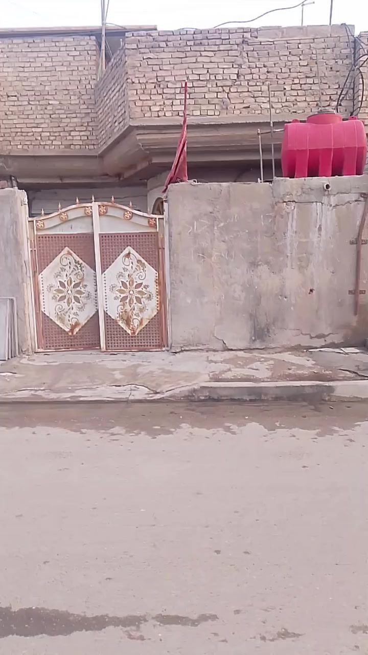 بيت للبيع
المساحه 150 متر 

((((((((طابو صرف ))))))

طابق ونص 
الطابق الاول؛ حوش كبير ؛ استقبال 
مطبخ : صاله : غرفتين : ترك وصحيات 
الفوك: غرفتين وصاله وملحقات 
البناء كله طابوك وصب مسلح
العنوان : الشماعيه:  شارع الكهرباء حي الرحمه 
 البيع نقد او على المبادره
الاستفسار هذا الرقم ع الواتس 
***********
غير متواجد بالفيس
