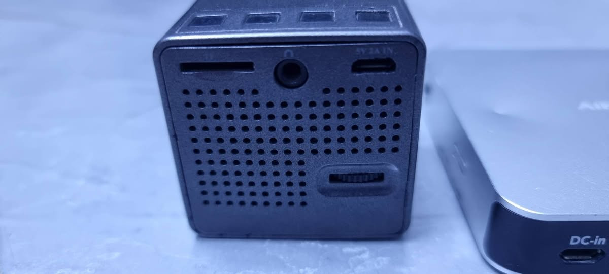 داتا شو شحن عدد 3 للبيع سعرهم شلع 165  الف ماابيع مفرد شلع كلهن حجمهن مني زغار.
2شغالات وحده دكمة الباور مكسورة
بغداد/مدينة الصدر/***********
