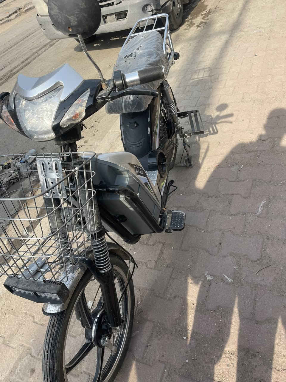 السلام عليكم دراجه شحن للبيع نظيفه ومكفوله كفاله عامه موديل ٢٠٢٥ خمس بطاريات بعدهن مال شركه جدد دراجه بيها ٣ نمر سرعه كهربائيات كلها شغاله لايت عالي ناصي السعر ٦٠٠ وبيها مجال حك الجيه مكاني بغداد الدوره الرقم للاستفسار ***********
