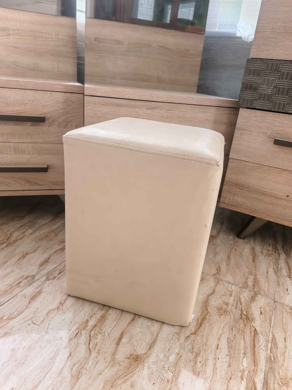 ملحقات غرفة نوم تركي اصلي ٤ قطع 
للبيع سعر 200 وبي مجال  عنواني كركوك حي البدر
للستفسار *********** كركوك, العراق
