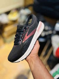 بروكس باله اصلي امريكي  قياس 42.5 طول القدم27.5 النظافه فول  توصيل جمي...