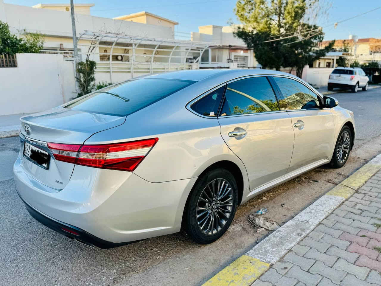 افلون ٢٠١٣ 
سيارة كلين تايتل 
دوو جيگاي بچوك ساردي هةية 
مكينة و كير بة شةرت 
مواصفات xle 
شاشة كاميرا 
كشن جلد كشن هيتر 
بصمة 
لايت زينون 
سيارةكة زور بي مةصروفة 
سنوي و هزةي تازةية بة ناوي خومة 

سعري 180 مجال 
موبايل *********** أربيل, العراق
