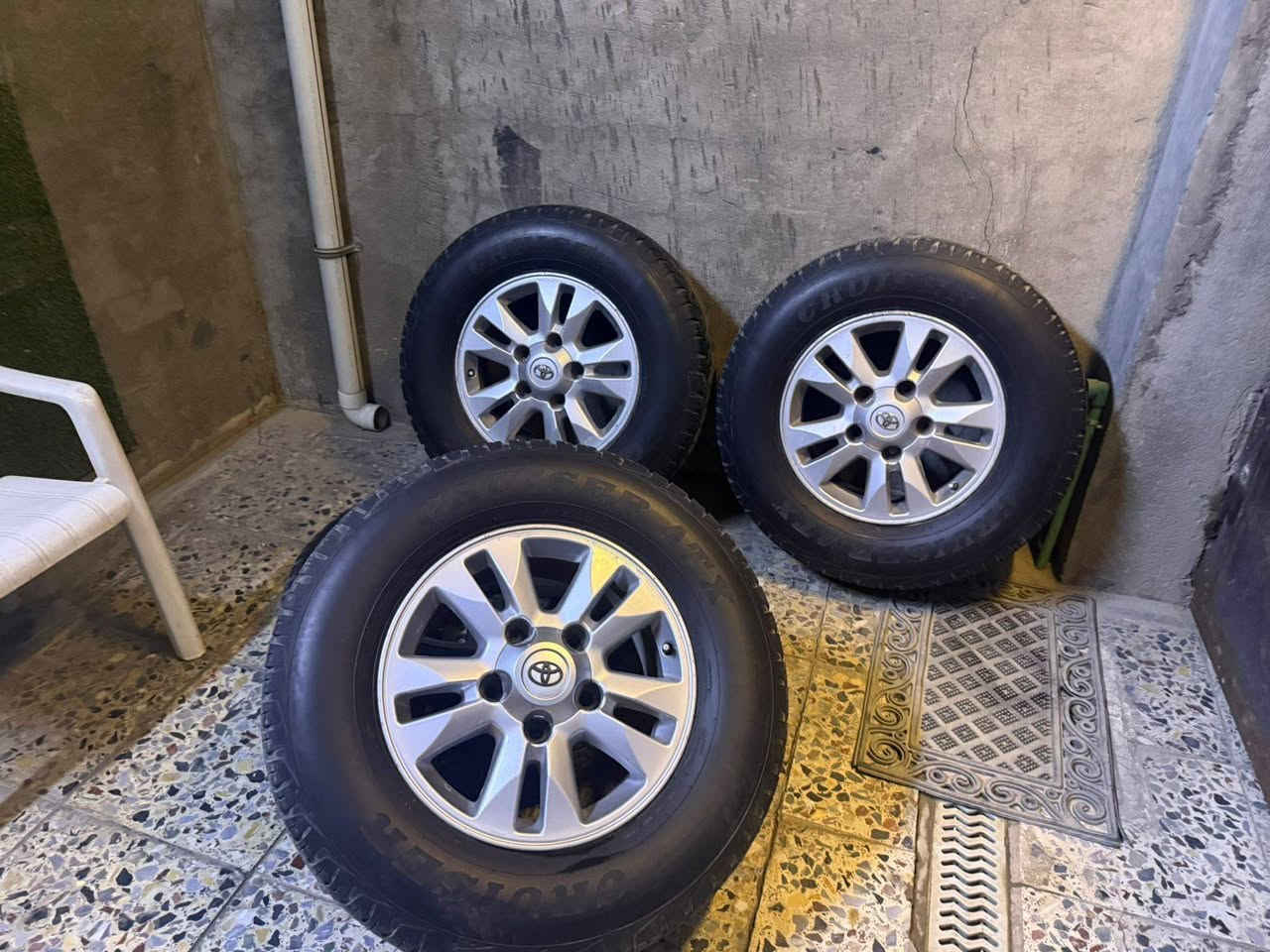 تخم تاير مع الوياله لاندكروزر ١١ للبيع نظافة ٩٥% السعر 500 قفل الرقم:***********
