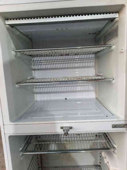 ثلاجه اكبر حجم شرط تجميد حيل نضيفه السعر 200 وبيها مجال المكان حي التنك وهاذه رقمي ***********
