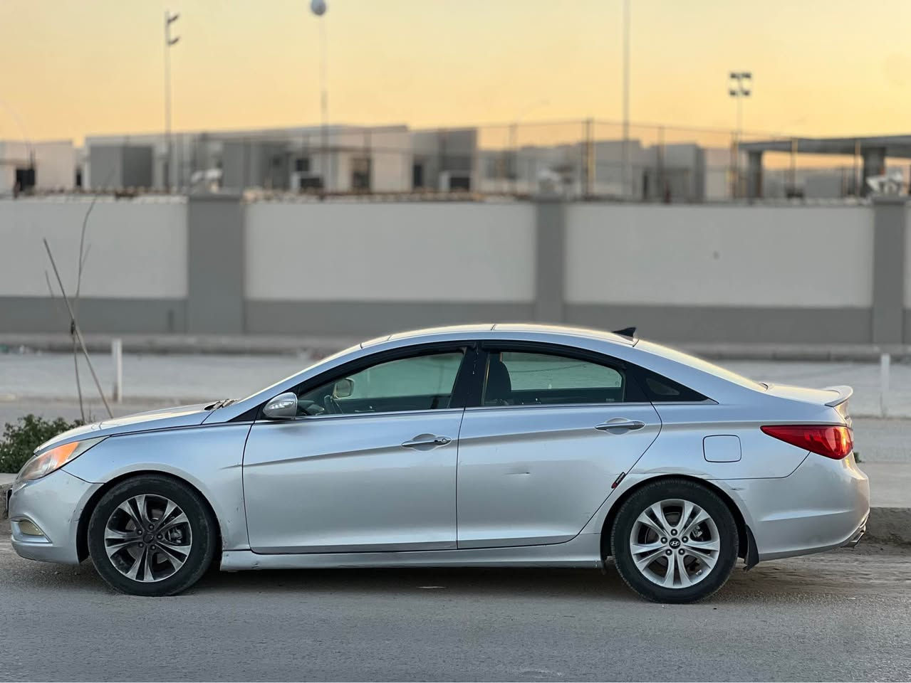 السلام عليكم    ‼️ بيع فقط ‼️

هيونداي سوناتا " أمريكي " 
موديل 2012

مكينة 2000 تيربو 
(بدون دوانز معلة بيها كازكيت)

فول مواصفات { بصمة + بانوراما + قطعتين تبريد خلفي }

🧧تدفئة كشنات 
🧧تحكمات ستيرن شاشة
🧧كشن السايق كهرباء + تدليك 
🧧دوشمة جديد ( براند سبايدر )
⚠️ رقم بغداد انكليزي بأسمي سنوية ٢٠٢٦ الى ٢٠٣١)

حادثها چاملغ امامي عكس السايق و بنيد مبدل فقط
ـ چاملغ خلفي كلير (فقط رش)

العنوان :  بابل - الحلة - شارع ٨٠
 *********** السعر 100 وبيها مجال بسيط حلة, بابل
