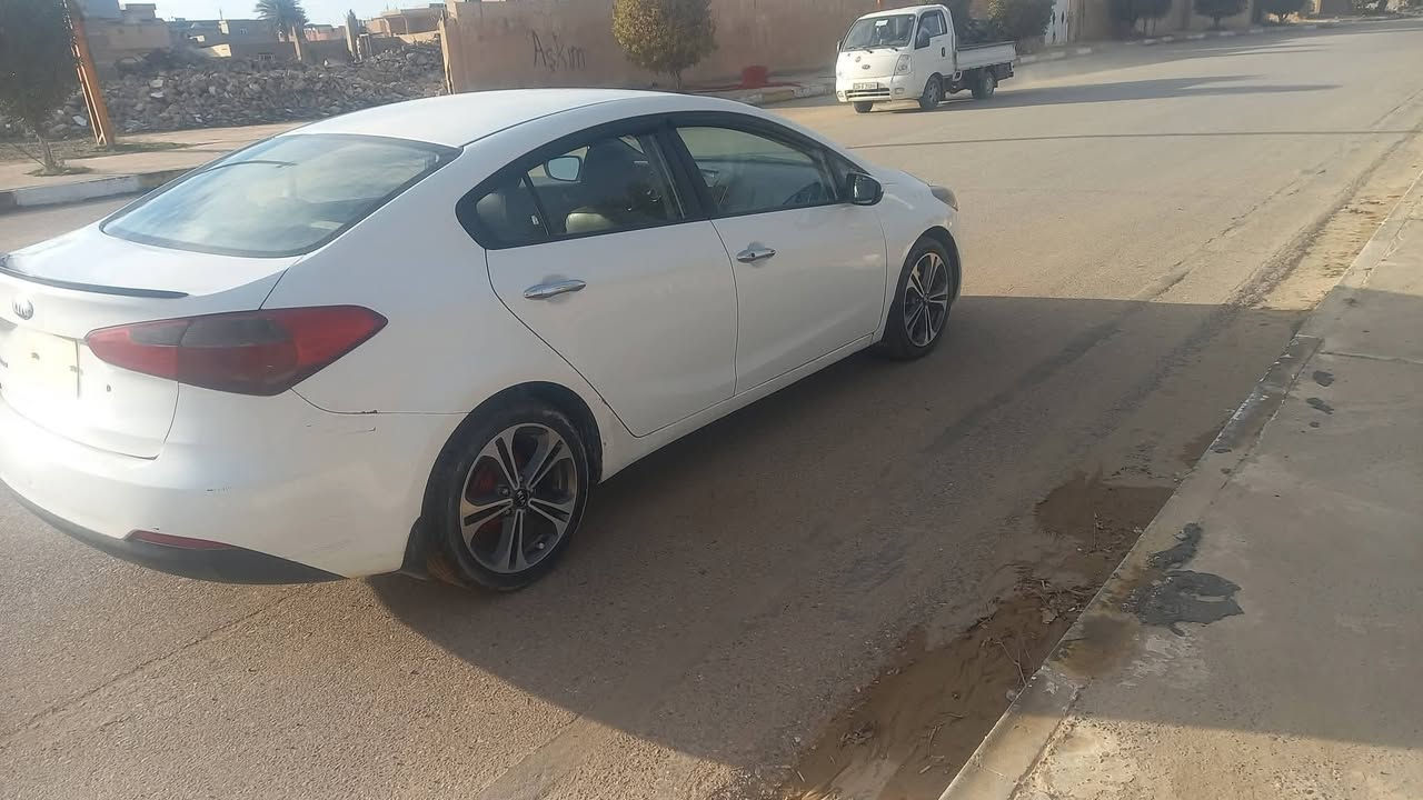 السلام عليكم ورحمة الله وبركاته
كيا سيراتو ٢٠١٤
محرك ١٦٠٠ دوش 
سنوية لل 2027 
رقم كركوك  
مشروع وطني 
تحويل ثاني يوم .
***********
***********
