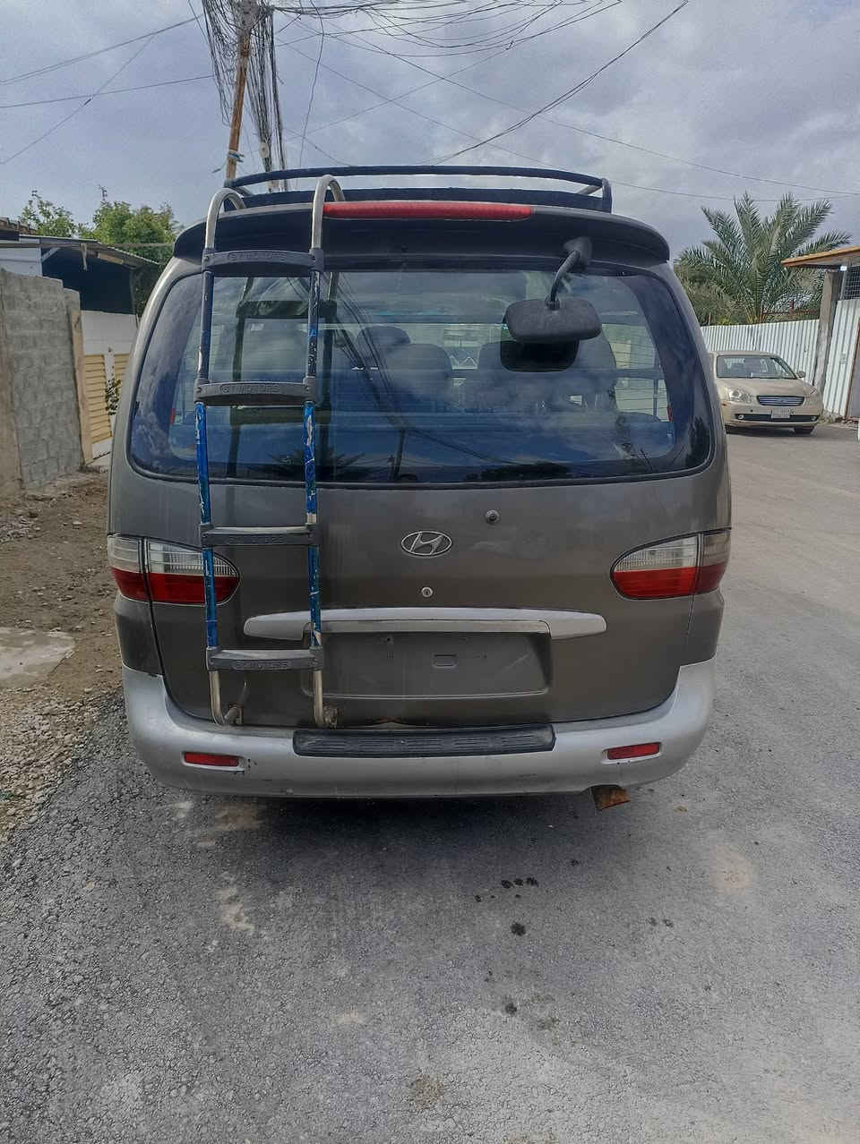 سلام عليكم سياره للبيع استاركس موديل 2000 مصفره هيه وغرامات الرقم انكليزي بغداد السعر 48 ورقه وبيها مجال بسيط الاتصال عل هذا الرقم ***********
