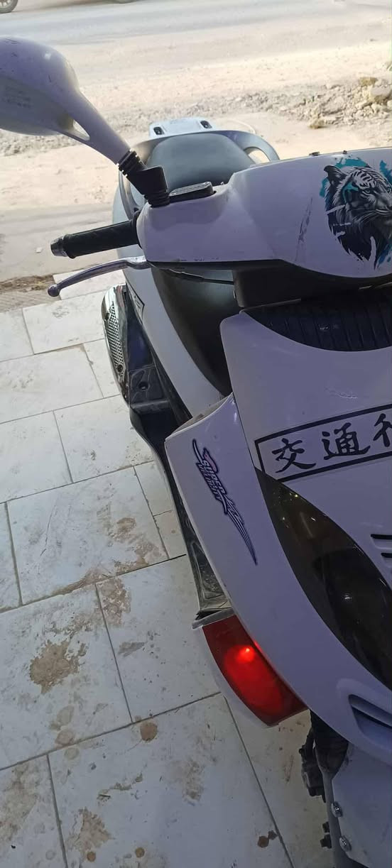 دراجه كامكو بوليسي للبيع لو مراوس الدراجه نواقصه ستاند ثنائي طاك الدراجه خير من الله 
السعر 450وبيه مجال للشراي ابو 350لدوخني مكاني حله شارع 80الرقم ***********
