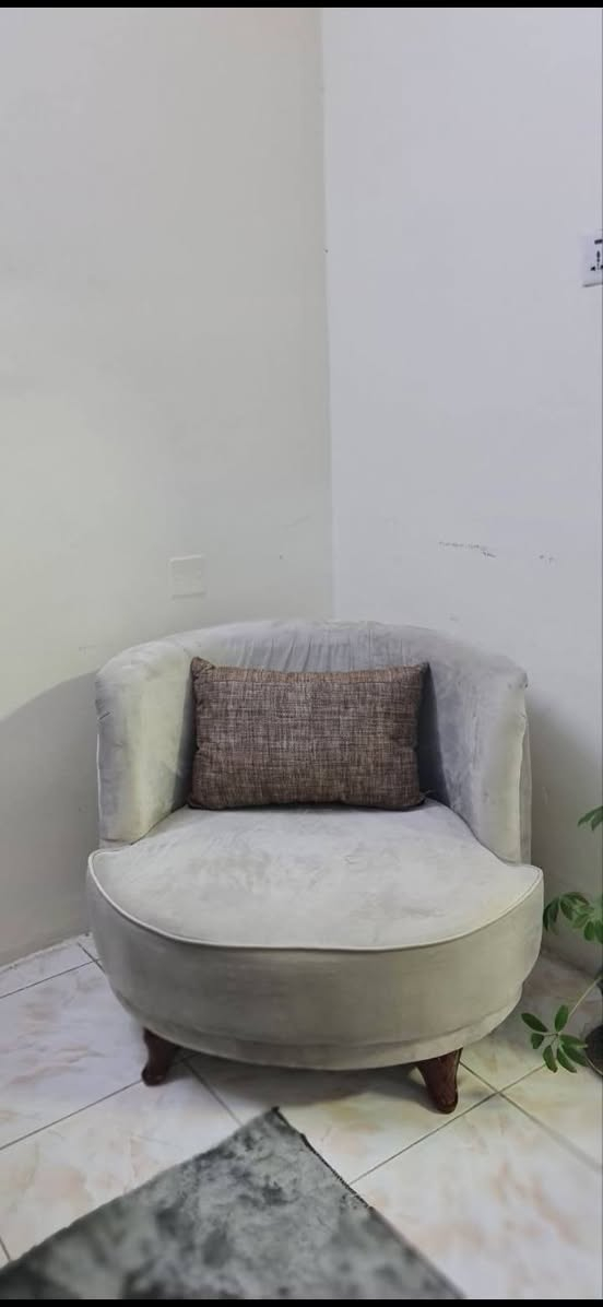 للبيع قنفة ثنائية وكرسيين
السعر ١٥٠ 
***********
