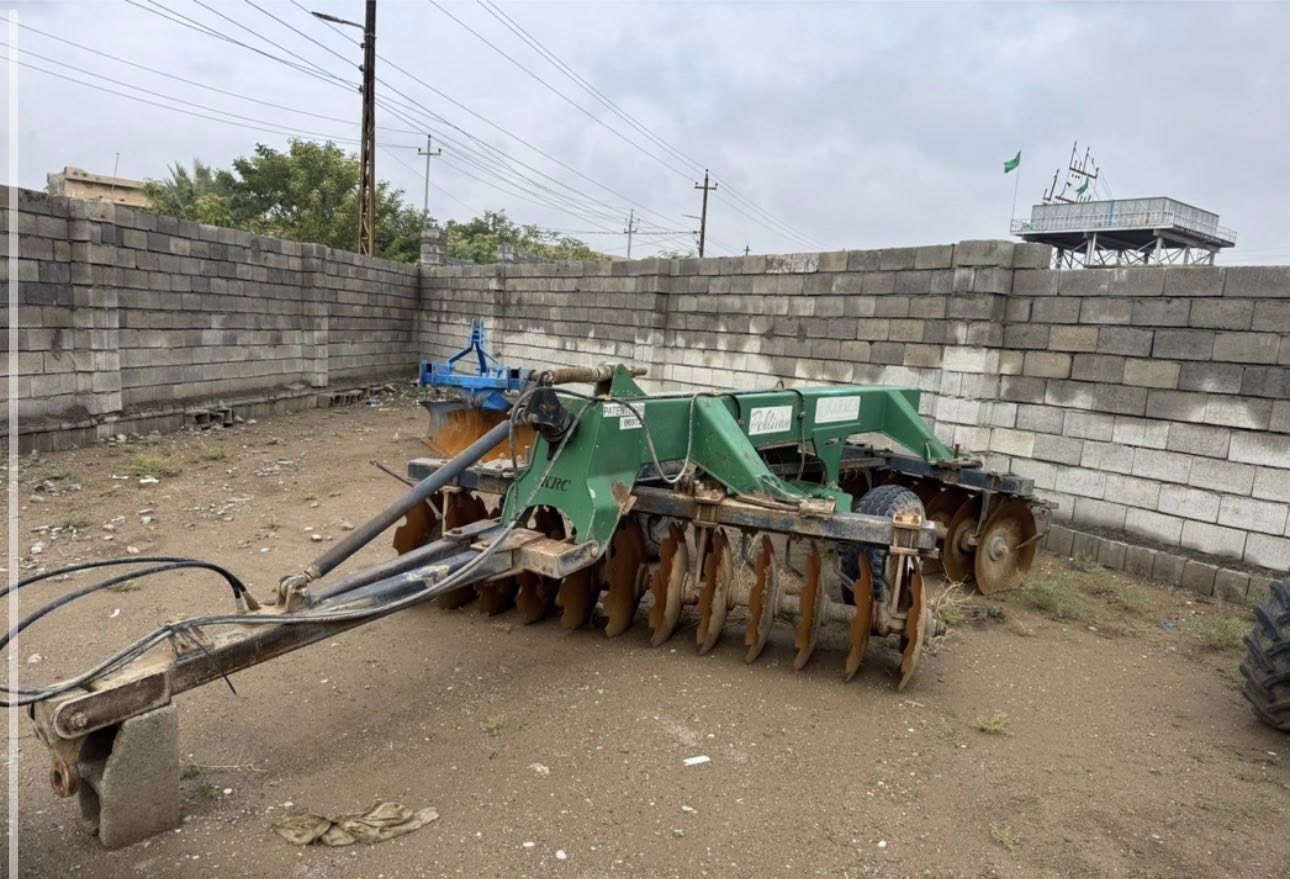 ## 🚜 آليات زراعية للبيع
متوفر لدينا مجموعة من الآليات الزراعية بحالة جيدة جداً، التفاصيل كالتالي:
 * **محراث (سكة) ثلاثي:** لون أزرق، هيكل قوي وشغاله تمام
 * **هرس (دسك) زراعي سحاب:** ماركة **Pehlivan** باللون الأخضر، يشتغل على الهيدروليك وبحالة ممتازة 
 * **باذرة بذور (مكينة زرع):** ماركة **TARIM OZ** (موديل T-HM 20)، لون أخضر متكاملة وجاهزة للعمل 
 * **مضخة مياه (وحدة ري):** موجودة أيضاً ضمن العرض 
**📍 الموقع:** كركوك - ناحية تازة
**📞 للاستفسار والاتصال:** ***********
