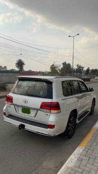 لاندكروز للبيع موديل 2017 وايت ادشن فووولل للاخير ساز  المواصفات  1 كا...