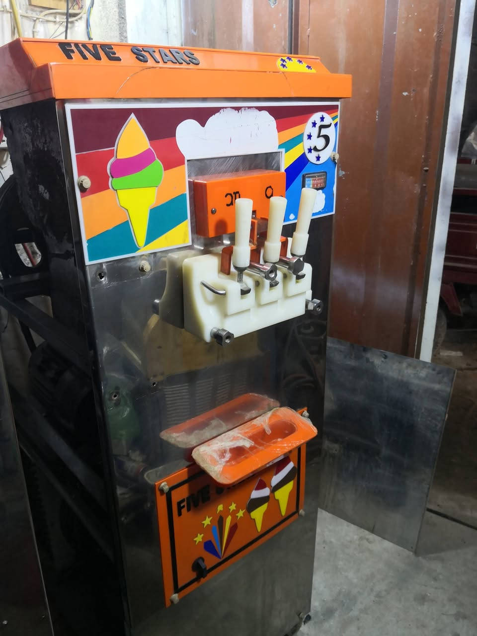 مكائن سوفت كريم وايس كريم
جميع انواع مكائن الخاصة بالمثلجات والمرطبات 
صيانة وخدمات ما بعد البيع 
السنك / فرع عمارة سامنونج القديم قبل النفق.. 
لاتصال والاستفسار على الارقام التالية :
***********
***********
