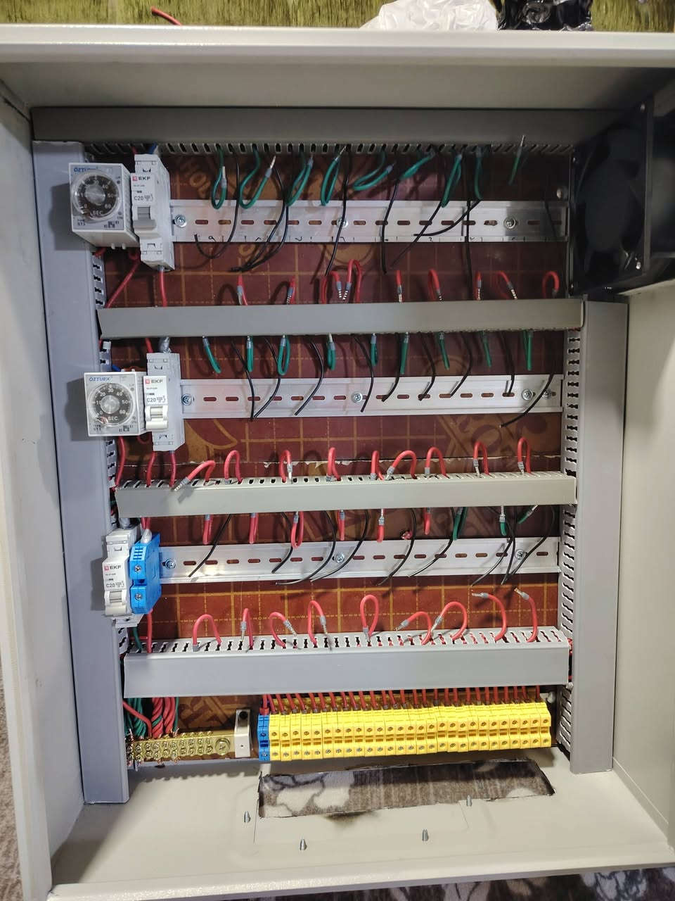 بوردات اليريد حنا حاضرين شغل مرتب رقم الهاتف ***********
