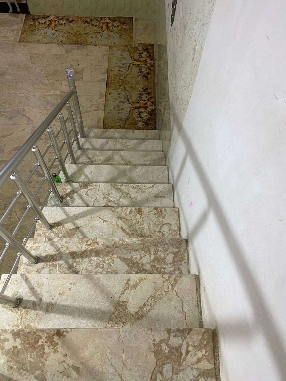 السلام عليكم 
بيت بجسر ديالى القديم /حي الحكيم بالقرب من ملعب اسلام ودائره المجاري 
مساحة ١٥٠ متر طابقين
طابق الاول كراج وحمام خارجي (wc ) مدخلين مدخل الاول للاستقبال والثاني للمطبخ
بعدهي صاله وغرفه نوم مع حمام ومنورين الارضيه مرمر طبيعي 
الطابق الثاني:
ثلاث غرف نوم وصاله وحمام
للاستفسار: ***********
