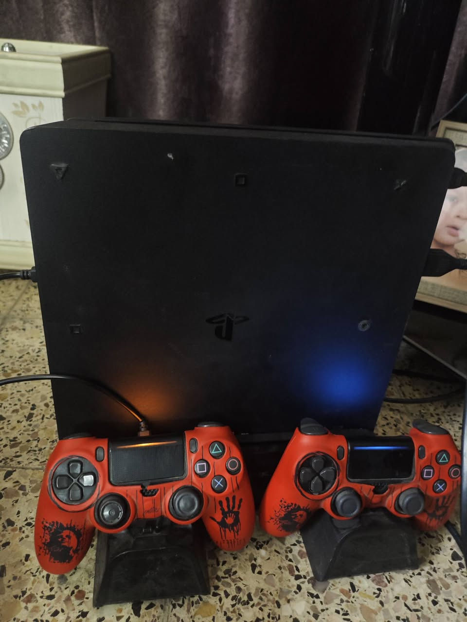 السلام عليكم بلي فور سلم للبيع المساحه 1T. نضام 13.4 البلي ما مفتوح نضيف كلش مستخدم قليل كلش ويا خمس اقراص وجوستكات اصليات مال شركه ويا ستاند السعر 350 وبي مجال بسيط كلش التواصل واتساب ***********
