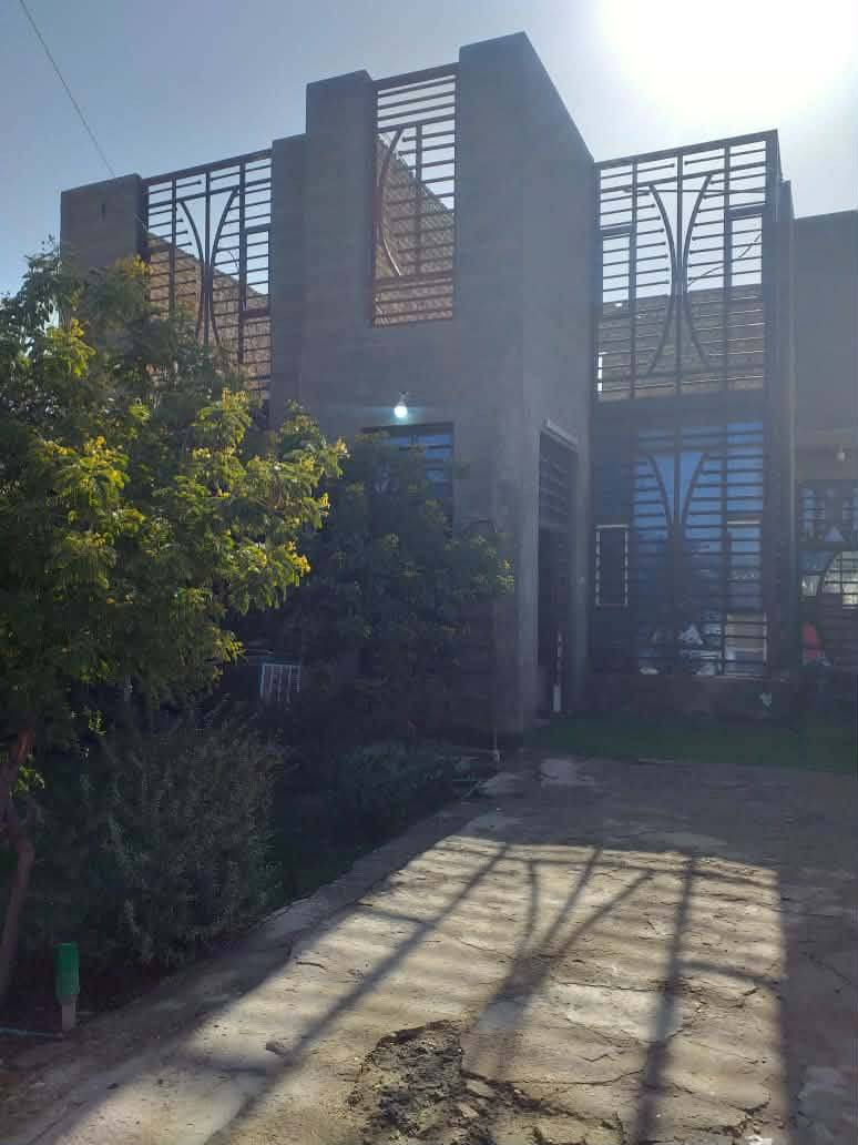 بيت ع شارع العام ركن قرب محمد كامل  بي محل مساحه 375 متر بناء حديث طابوك كونكريت طابقين الطابق الثاني مامسكف
الستقبال 8×4
الهول 6×4
الصاله 9ونص ×5
الغرف 4×5  عدد ثنين
مناور داير البيت
وحديقه 100م.... اتصل وتدلل..***********
