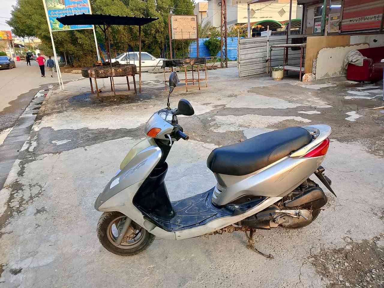 متاح
دراجة بريز صورها واضحة تشتغل فقط هندر
 لان الباتري كاعد س 550 مكاني بغداد زعفرانية ***********
