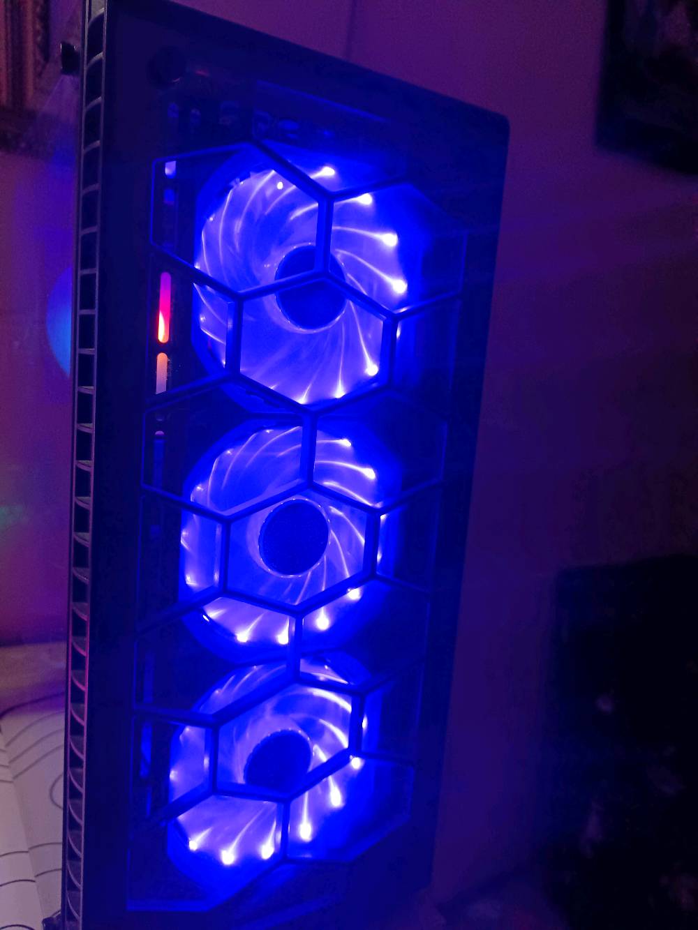 كمبيوتر للبيع سعرها 850 الف مواصفاتها كرت الشاشة 3060Ti والمعالج core i5 الجيل العاشر والرامات 16 ومساحة التخزين 1 تيرا ونص والبور سبلاي 650 واط العنوان بغداد 