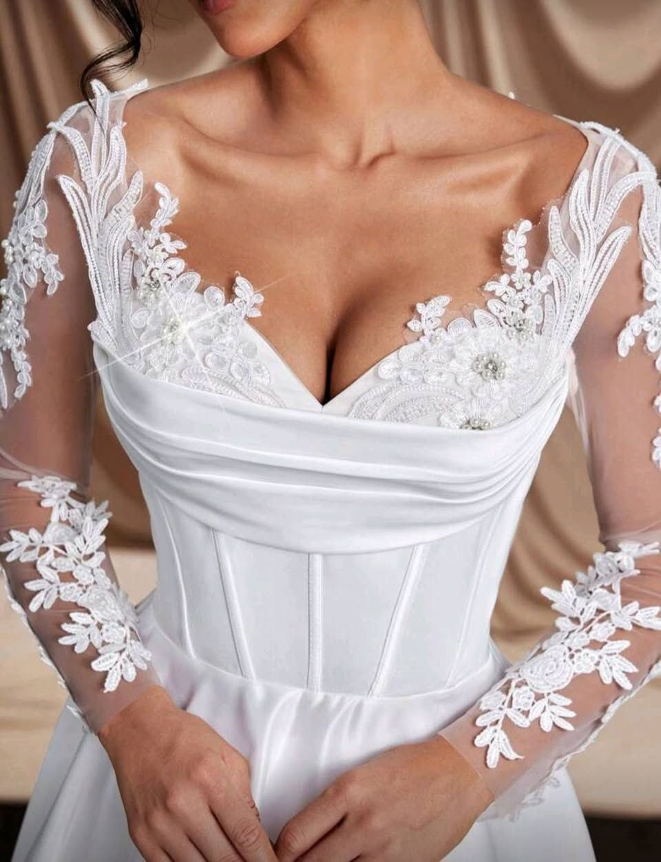 عروض وتخفيضات ناااااار 💰 ⬇️  🥰😍😍😍  يتوفر لدينا فستان زفاف للبيع وملحقاته (برقع صغير نازك + قفص تحت الفستان منفوش اسمه الكرينولين ينفش الفستان باللبس +حماله صدر بيضاء مناسبه للفستان)  👰🏻‍♀️ 
قياسه لارج، ،، يلبس وزن من 50 كيلو لحد 90 كيلو ،، يحتوي على مشد في الظهر ،،، ،،،، اكمامه طويله شفافه بلون البشره مع دانتيل على طول الاكمام ،، الفستان ملبوس مره واحده نظيف جداً جداً 
ب 50 الف دينار فقط يوجد توصيل لكل المحافظات


**إذا كنت صاحب هذا الإعلان وتريد حذفه لأي سبب، رجاءا أرسل رسالة إلى الدعم الفني**