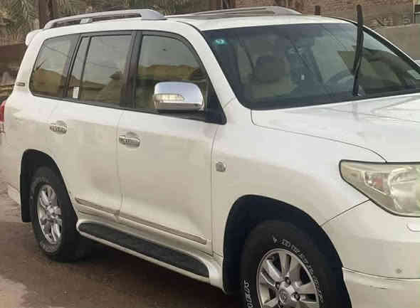 لاندكروز 
2011ابيض.  رقم بغداد أنكليزي
6 سلندر 
محرك 4000

..............
جي اكس ار اي
..............
مرايات قلاب 
فتحه بانوراما 
كشن كهربائي 
كشنات جلد 
تبريد 3 قطع 
تخم تاير دالوب 
................
بدون صبغ 
بدون تبديل 
بدون علو 
...............
مكفوله 
سنويه باسمي جديده

...........
مكان بغداد البياع السعر خاص.        ................ ***********
  الرقم بي واتساب
