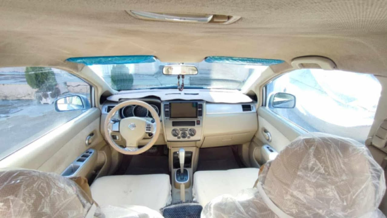 نیسان ڤێرسا ٢٠١٠ساغ ساغ
مەنەفێست ئەسڵی 
گێڕ ئۆتۆماتیک 
گێڕ و مەکینە بە شەرتی ١٠٠ فیتەر
تازە کامل پێشی داگیراوە لۆک لۆک
جەمپێکی پێشی هەیە 
پشتی کەپسە 
بۆ یەک دینار مەسروف مەگەڕێ 
مشتەری تەلەفون بکە ….
سعری ٥٢ گەڵا و معمەلە 
***********
