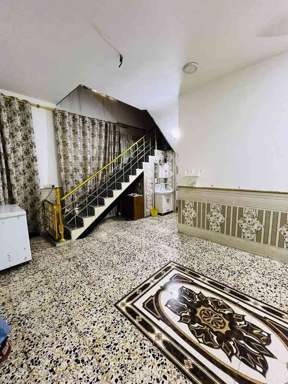 المساحه 1000متر فيها بيتان 
البيت الأول يتكون من غرفتين نوم وكلدور ومطبخ واستقبال وصيحات داخلية وخارجية مساحة البيت 250متر 
البيت الثاني يتكون من غرفة نوم وكلدور ومطبخ واستقبال وصيحات داخلية وخارجية مساحة البيت 240
الباقي من المساحة 500متر 
سند 25 مقاطعة 33العيفار 
العنوان شارع الكبان قرب مولدة العيفار 
كافة الخدمات متوفرة كهرباء تبليط مجاري 
للاستفسار الاتصال على الرقم ***********
