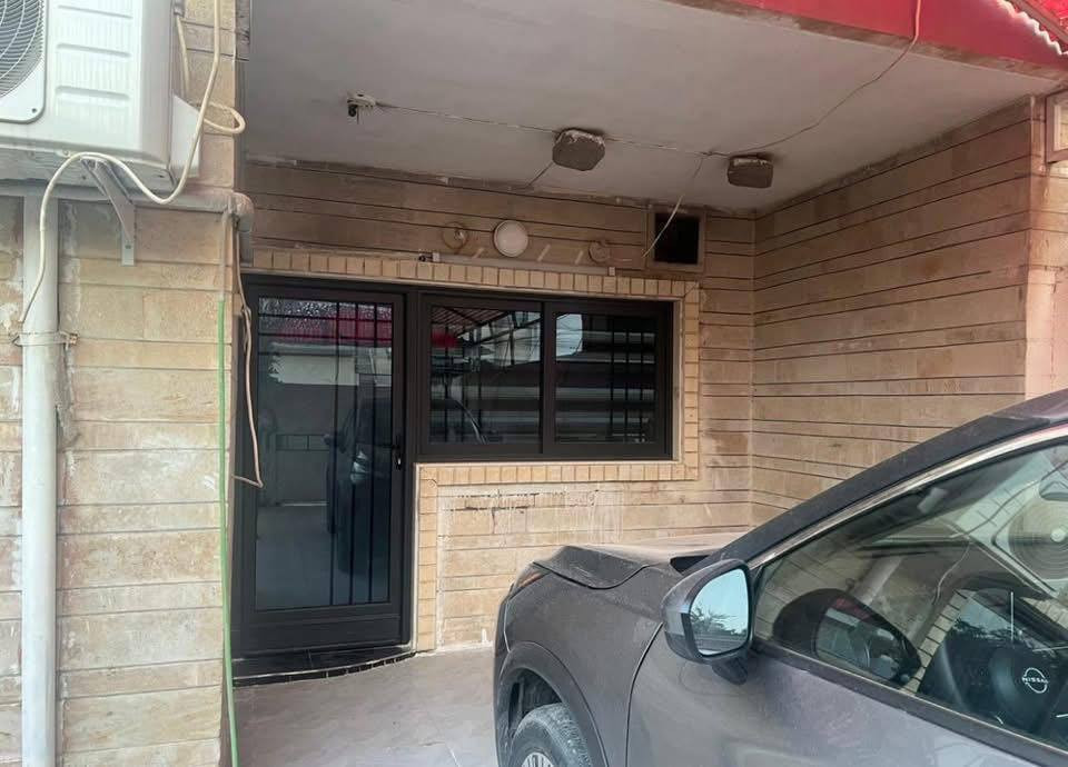 السلام عليكم 
دار للبيع 
حي السكر 
مقابل البان شلاوي 
فرع صبه 
المساحه 250 م 
واجهه 12،5 م 
طابقين 
منعزل بدرج خارجي 
ويوجد درج من داخل الدار

لمعرفه الاسعار الانضمام الى قناة تليكرام
https://t.me/+Lf9GPl03fMs3YWM6

للاستفسار مراجعة مكتب ترف للاستثمار العقاري TARAF 

***********
***********
