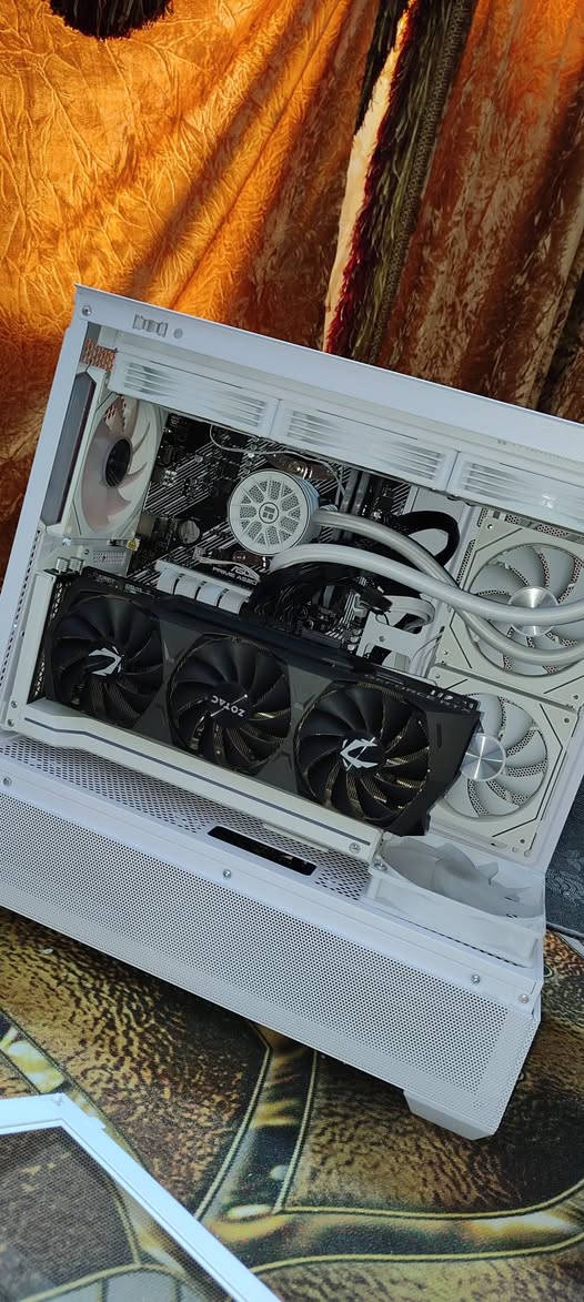 سلام عليكم للبيع Pc اخت الجديدة مضلومة بالتصوير
مواصفات الكيس 
‏CPU R5 5500GT
‏
‏MB A520 ASUS
‏
‏RAM 32G RGB 3600 Crossiser Pro 
‏
‏GPU RTX3070 TI 3VAN RGB نسخة زوتاك
‏
‏HDD 1T
 M.2 256
‏
‏POWER  NZXT C 650 gold توني ماخذته ب125 والوصل موجود
‏  
‏Thermalright Aqua Elite 360 V6 Liquid مبرد مائي 3 فان

 ‏SAMA V40 CASES 6 FAN
وياها ستاند كارت الشاشة ليد RGP مثل ماموضح بالصور
قيموها بما يرضي الله 🙏🩶 متواجد فيس واتساب 
***********
‏
