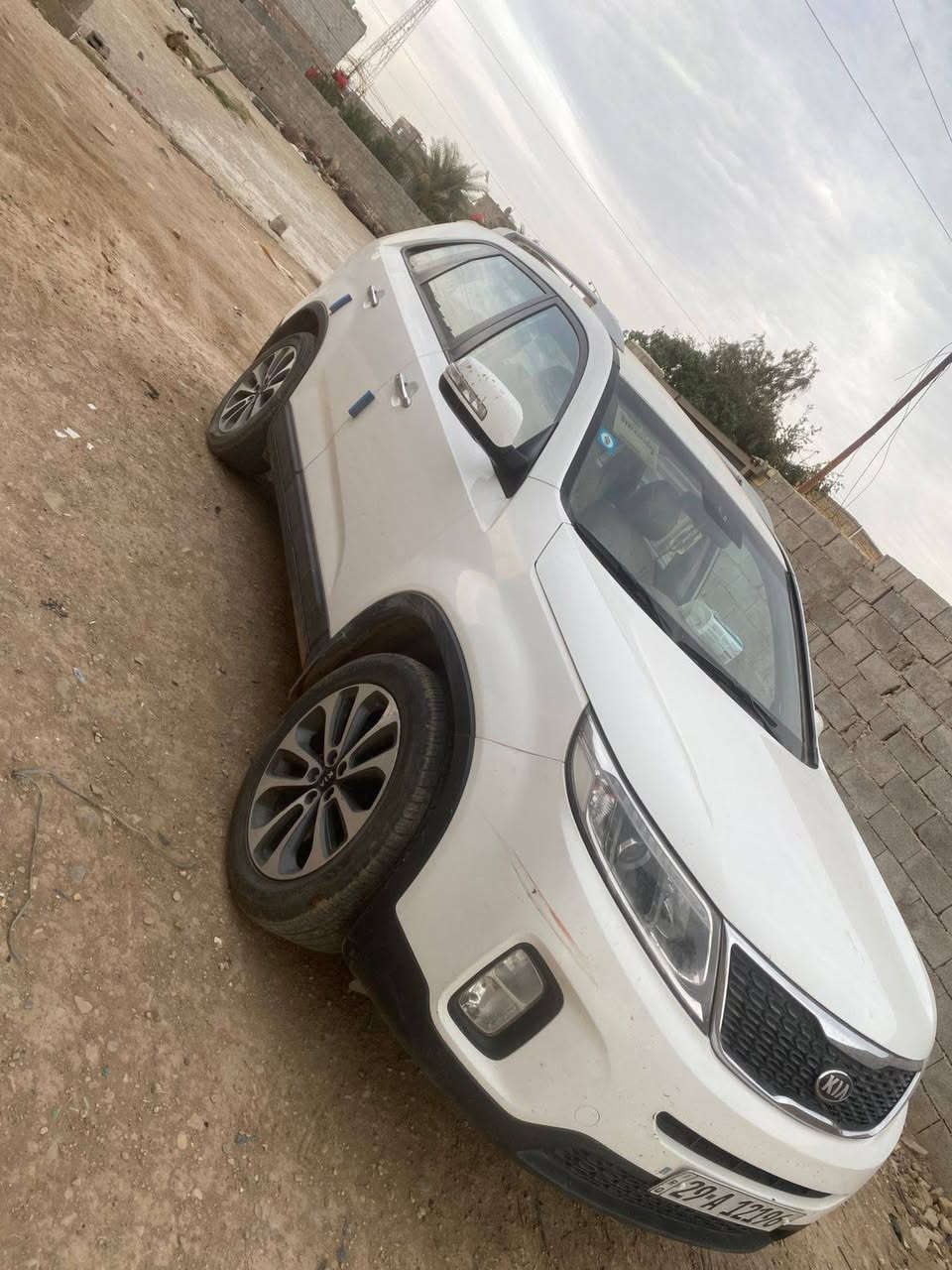 السلام عليكم سيارة سورنتو للبيع موديل 2014 سيارة جاهزة حدادية جاهزة كير ومكينه جديد وارد خليجي كل نقص مابيها مواصفات نص فول حجم المكينه 4سلندر 2400 
7راكب  للاستفسار عل رقم ***********
