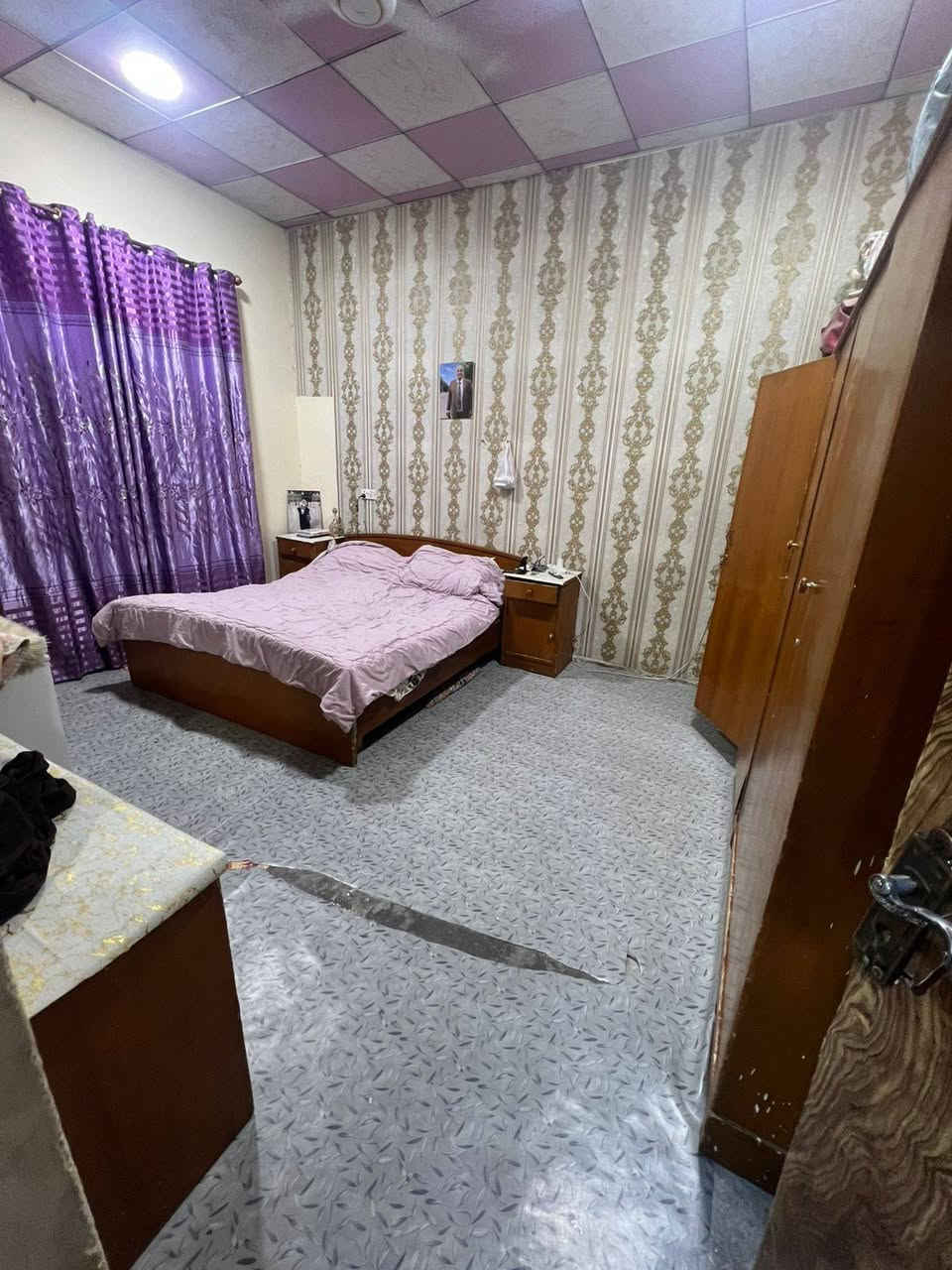 سلام عليكم بيت للبيع في المشراق القديم مساحته البيت 260 م معه مشتمل معزول   يتكون البيت طابقين بناع سنه 2020 وقف سني مسجل بسمي يتكون الطابق الأول من غرفتين وصاله كبيره جدآ ومطبخ وصيات ويتكون الطابق الثاني من 3 غرف وصاله وصحيات معه مخزن سعر البيت / 160 وبي مجال رقم الهاتف /***********
