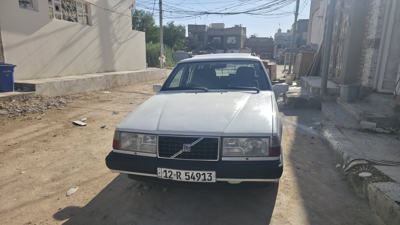 سلام عليكم …..
فالفو ١٩٩١ بلاديه. 
فتحه. 
كير. ومكينه. جدد. 
تخم تاير. حداديه جديده. 
تبريد تدفئ. 
 سياره. جاهزه. عله اخر حبايه.  
مكاني. نجف.  
 السعر ٧٥
الاتصال. ***********
