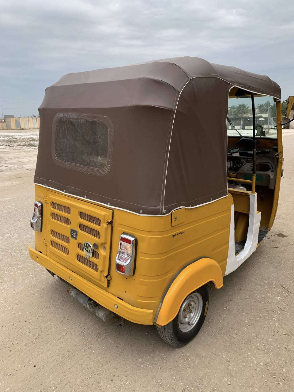 السلام عليكم تكتك 18 للبيع شهر العاشر اوراق اصولي  تكتك نضيفه مصبوغه صبغ عام للجماليه  كهربائيات وتخامه تايرات جديد شوفه عينك المكان حله ابي غرق للتواصل ***********
