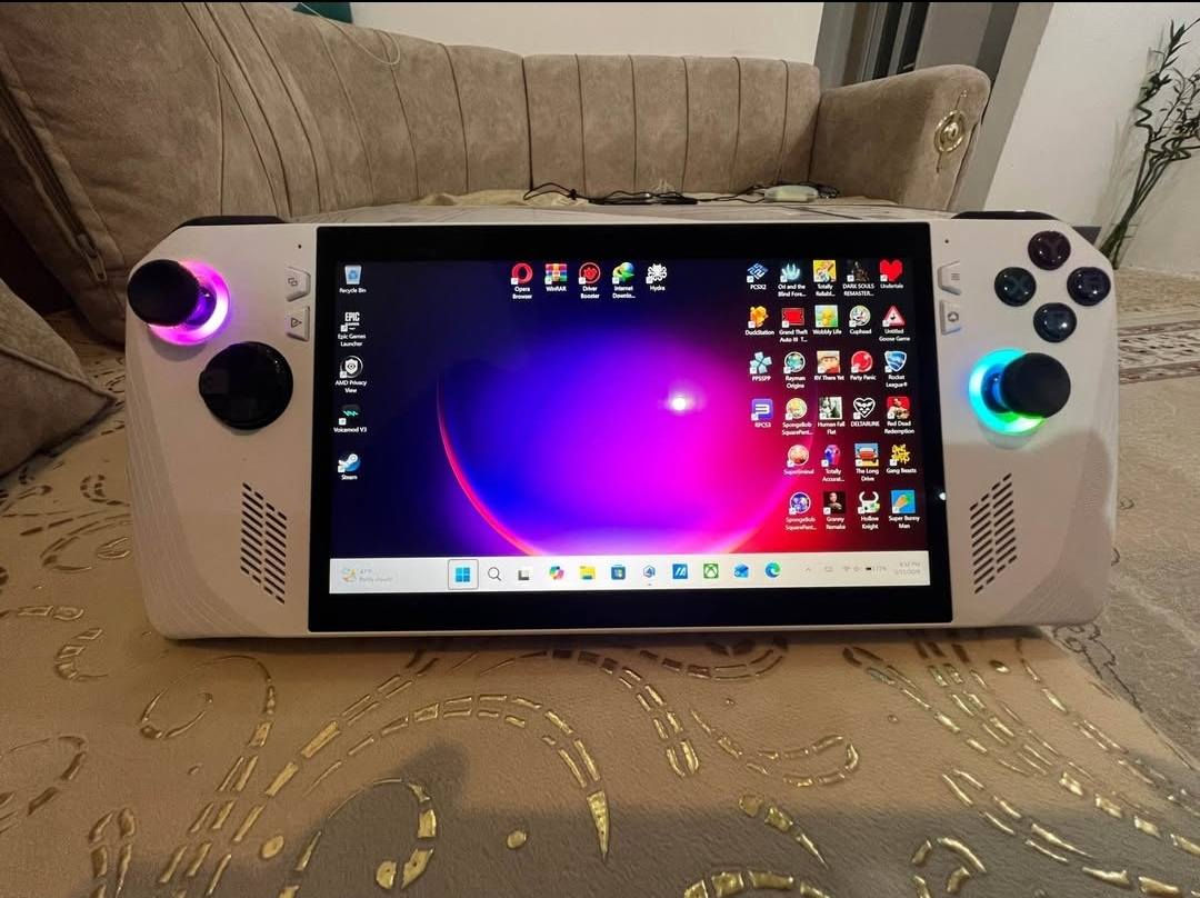 روج اكستريم نضيف كلش
بطارية ١٠٠
كامل غراضة موجود سعره ٦٠٠ الف

مواصفاته :
CPU: AMD Ryzen Z1 Extreme (8-Core / 16-Thread).

GPU: AMD Radeon RDNA 3 (8.6 Teraflops).

RAM: 16GB LPDDR5.

SSD: 512GB NVMe Gen 4.

Display: 7" Touch, 1080p, 120Hz, 500 nits.

OS: Windows 11 Home.

Weight: 608g.

Battery: 40Wh (65W Fast Charging).


**إذا كنت صاحب هذا الإعلان وتريد حذفه لأي سبب، رجاءا أرسل رسالة إلى الدعم الفني**